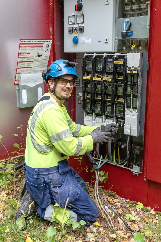 UVR:n ammattilainen maastossa sijaitsevassa sähkökaapissa työn touhussa.
