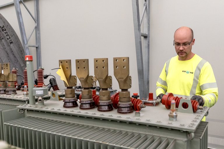 UVR:n tilat Kervalla mahdollistavat laadukkaan työskentelyyn. UVR:n ammattilainen työskentelemässä sähkökomponenttien parissa.