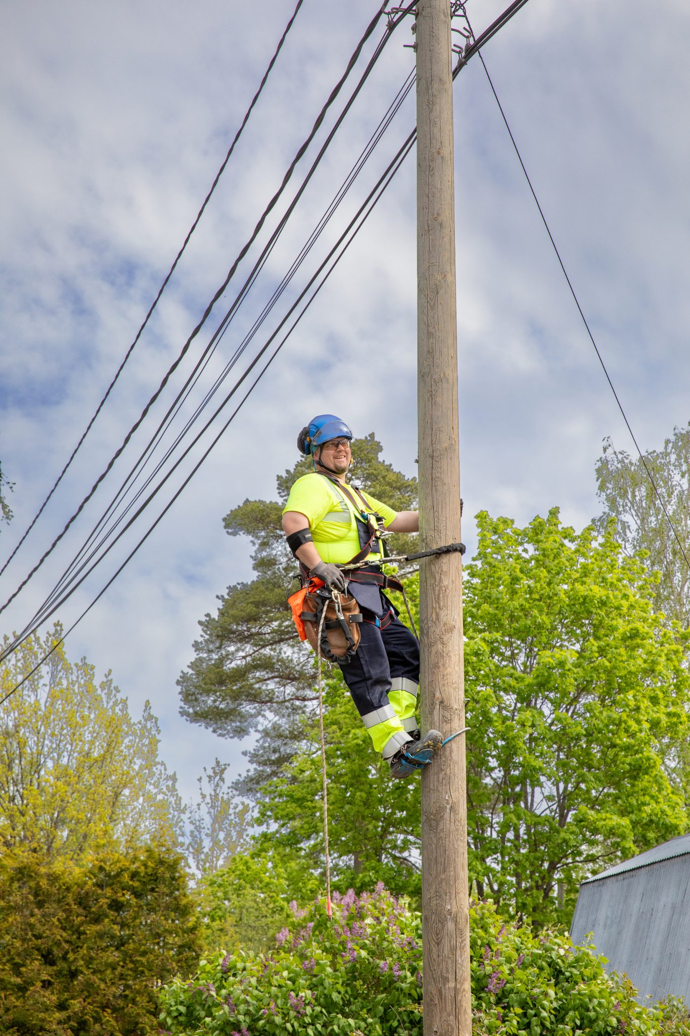 Referenssisivun taustakuvana yleiskuva sähkötolppaan kiipeävästä UVR:n työntekijästä