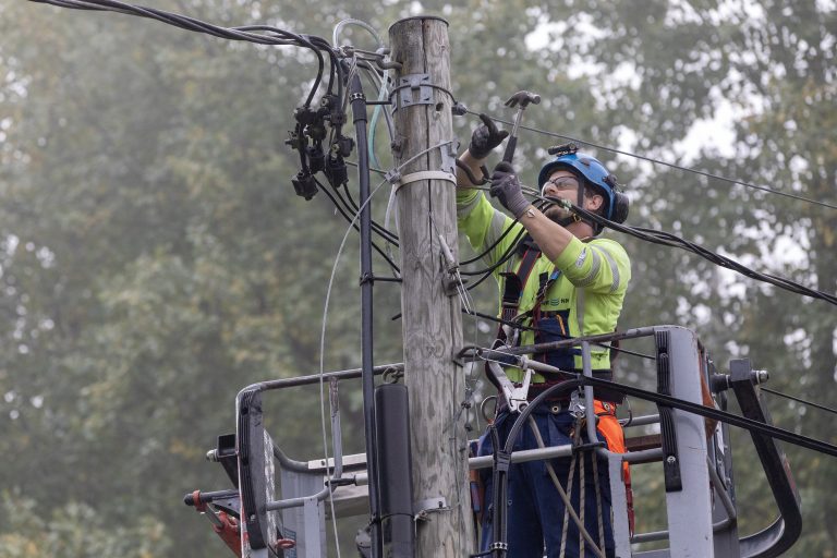 UVR:n ammattilainen on nostettu nosturilla ylös valaisinpylvään asennusta ja huoltoa varten