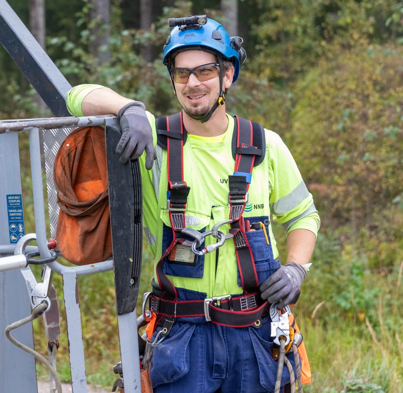 UVR:n asentaja turvavarusteissaan maastossa